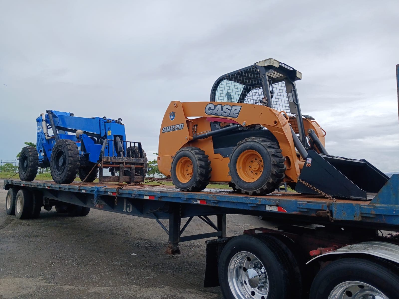 Telehandler y minicargador CASE amarrados en una plataforma