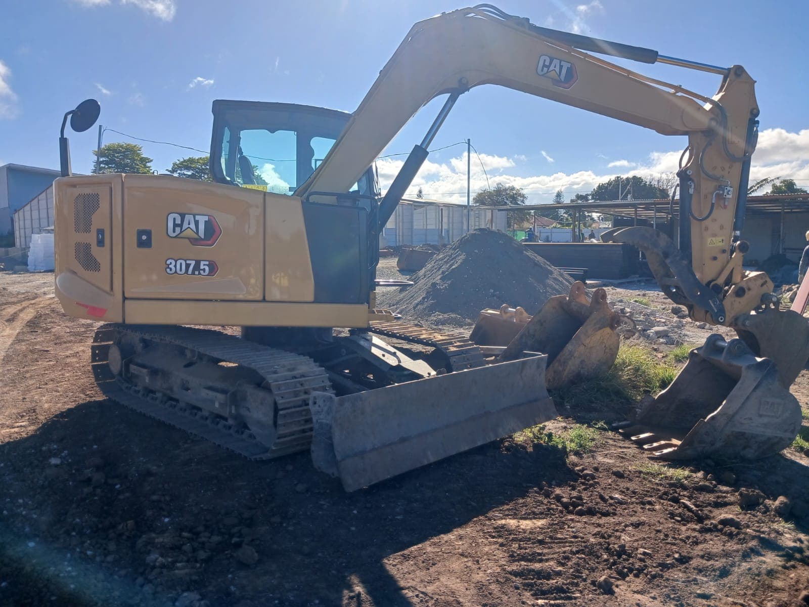 Excavadora CAT 307.5 con cucharones de repuesto