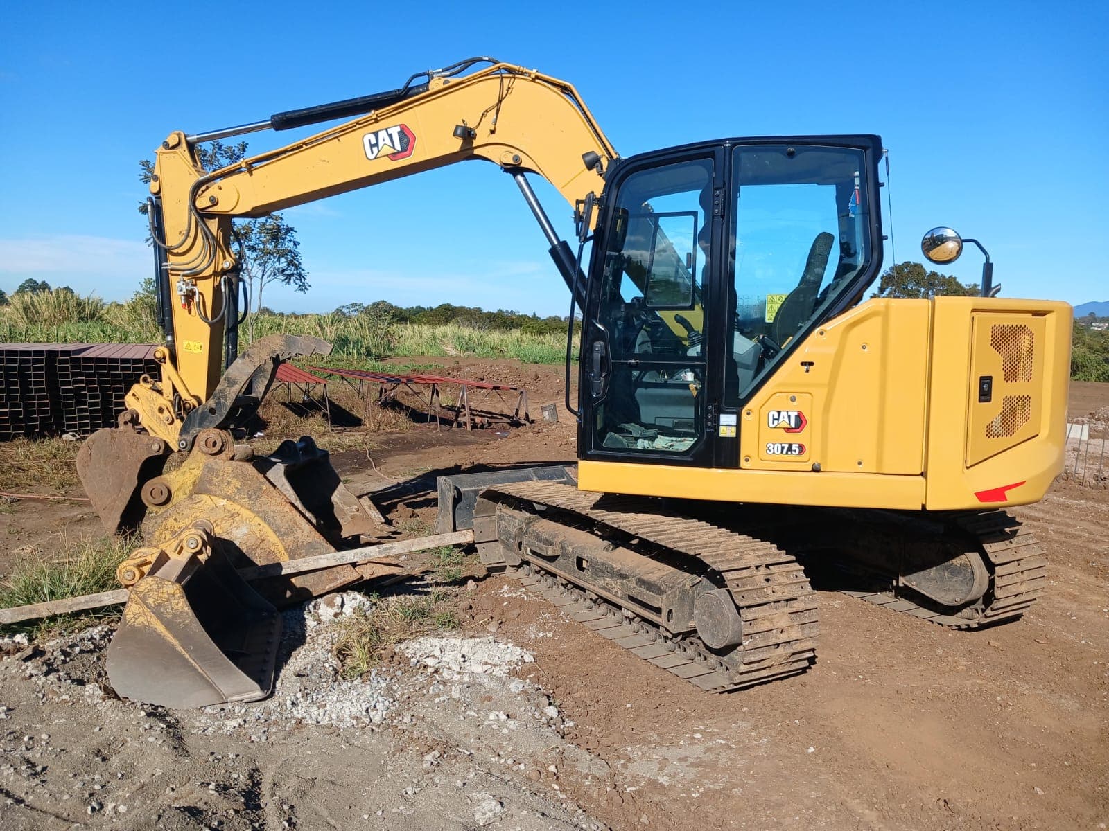 Excavadora CAT 307.5 en un terreno de obra