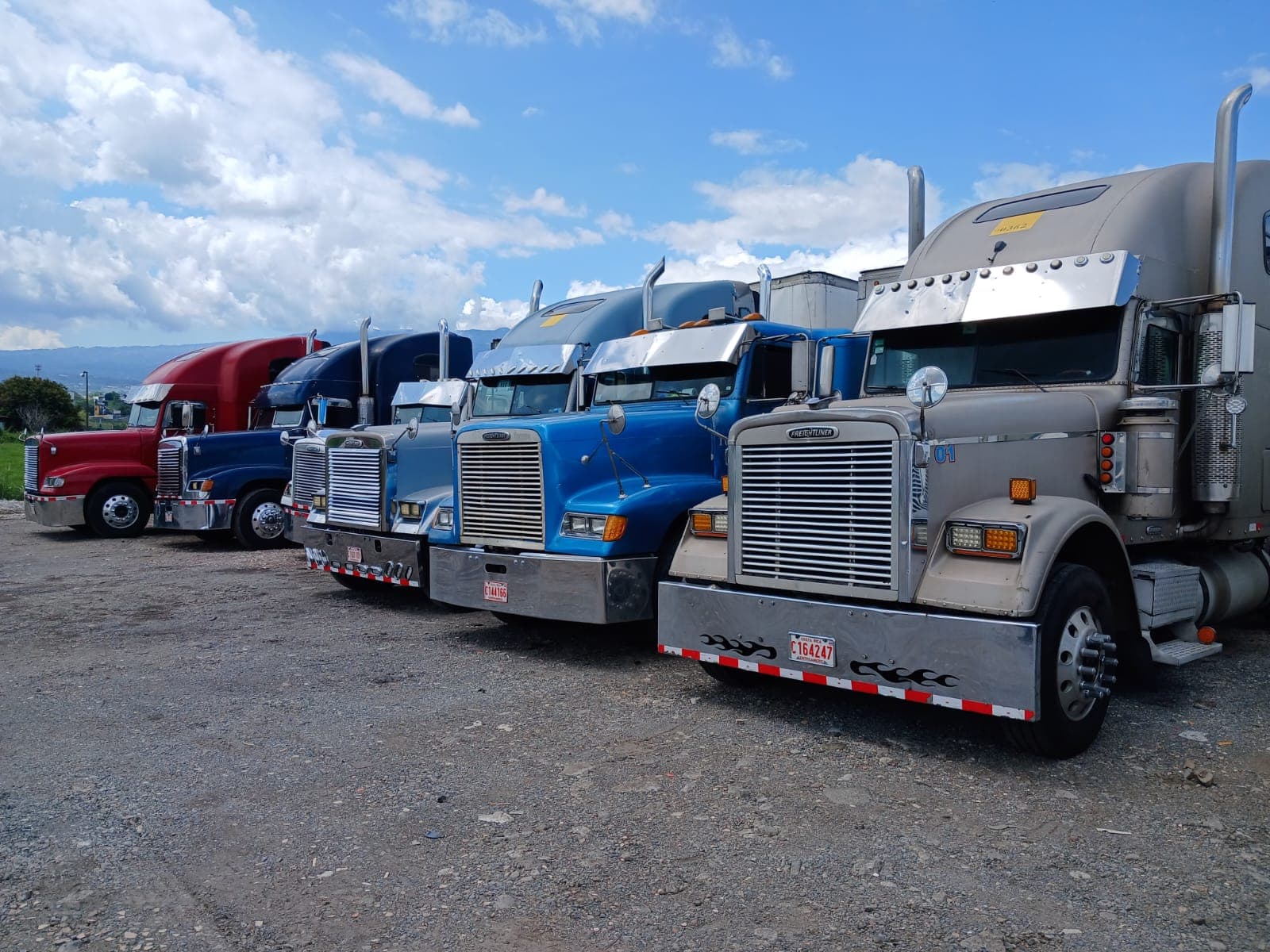 Cinco cabezales Freightliner de Almabesa estacionados en fila