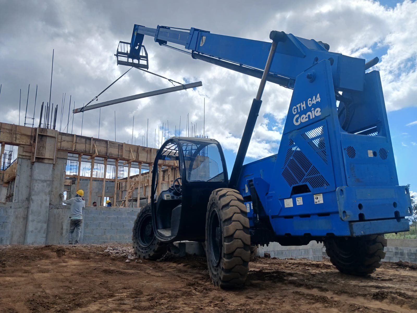 Telehandler Genie GTH-644 de Almabesa levantando una viga en una obra