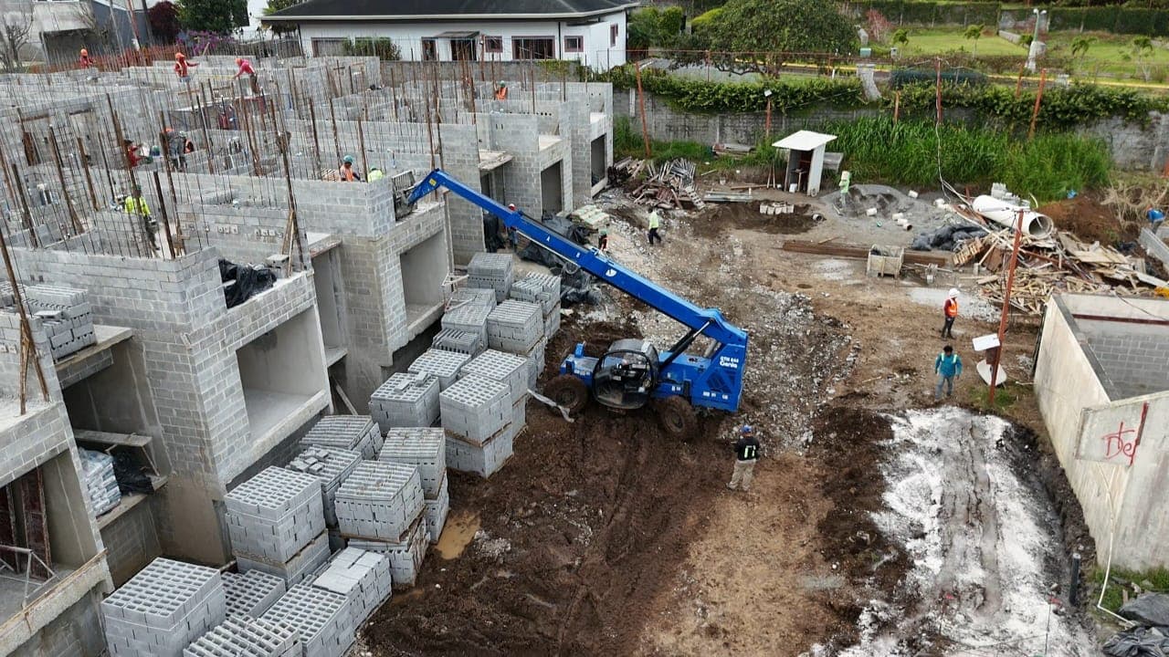 Telehandler de Almabesa en una obra de casas de CasasMax Inmobiliaria
